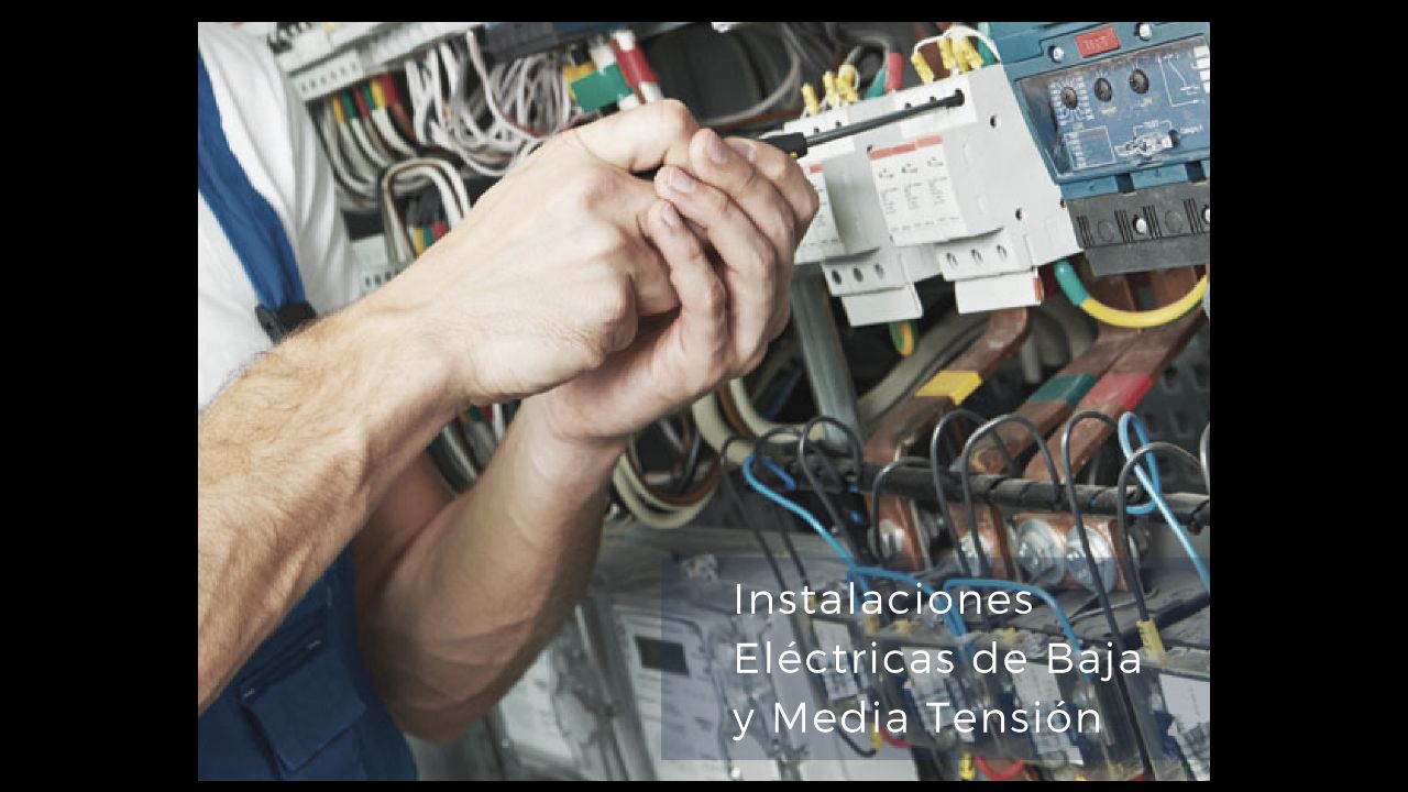 Técnico de SOLEC realizando instalación eléctrica